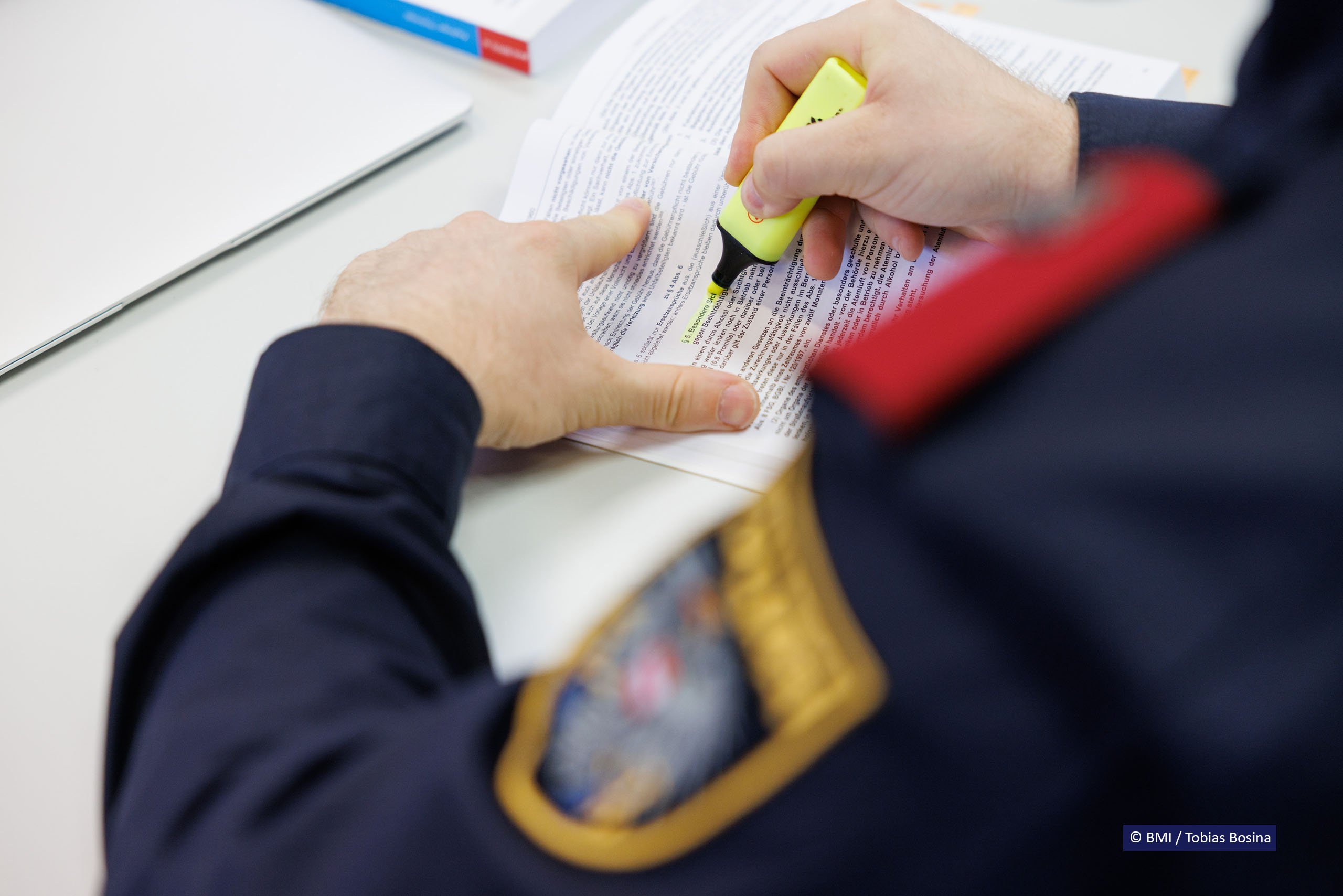 Polizist bearbeitet Antworten, Foto: Tobias Bosina