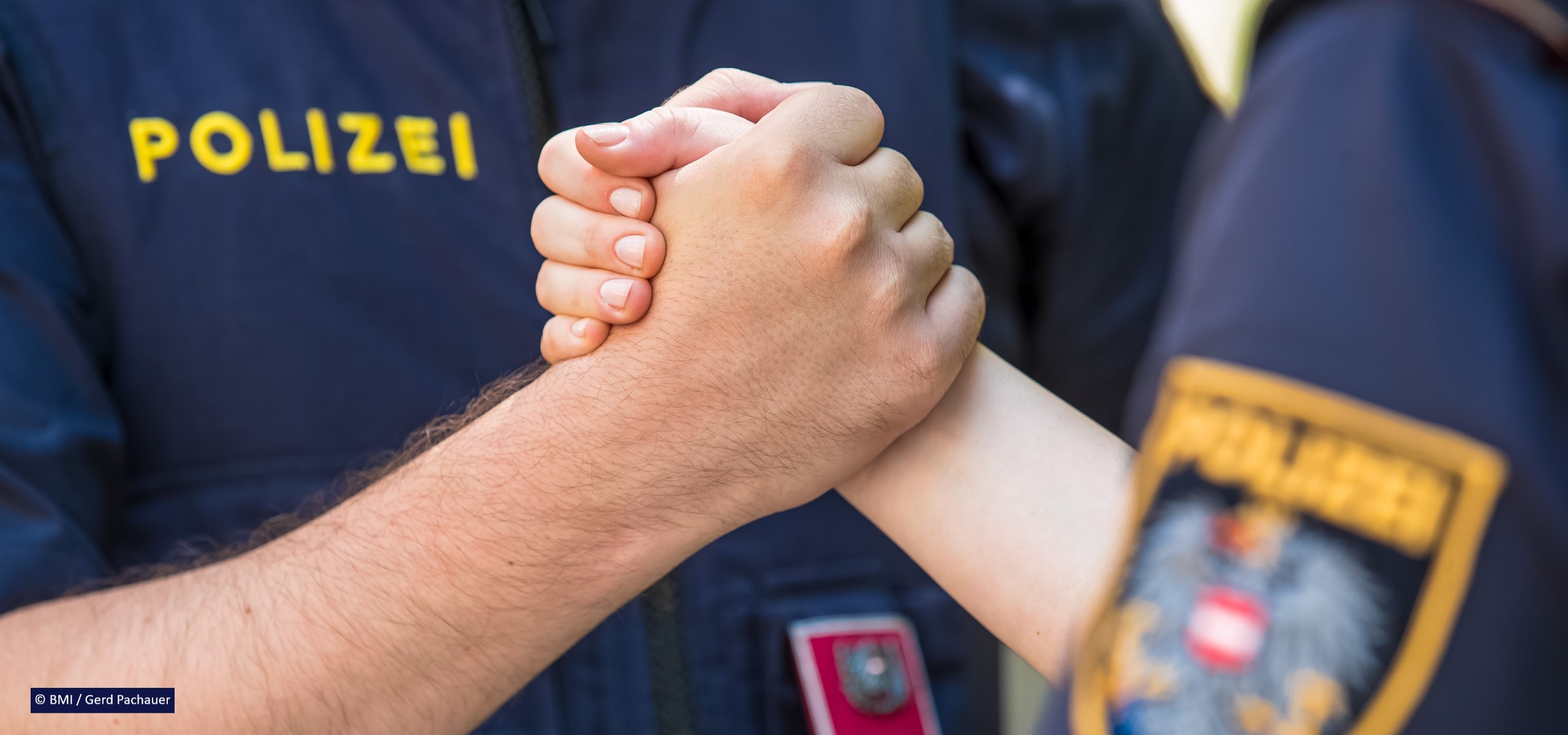 Handshake einer Polizistin und Polizisten